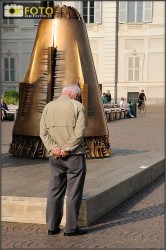Pomodoro-ammirazione-scultura-torino-pubblico