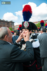 Un giovane carabiniere emozionata durante la cerimonia del giuramento