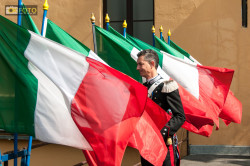 Bandiere tricolori circondano un militare dell'Arma