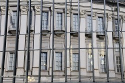 La facciata dell'Archivio di Stato in piazzetta Mollino (riflessi)