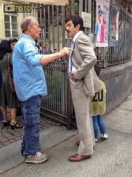 Pierfrancesco Favino a colloquio con Alberto Negrin durante le riprese della serie tv