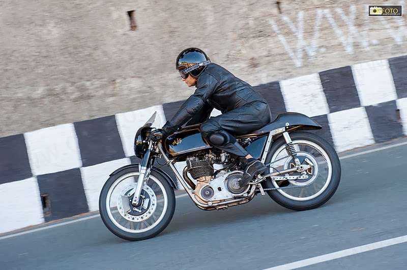 Ospedaletti-circuito-autodromo-Sanremo Un pilota impegnato con la moto d'epoca sul tracciato di Ospedaletti