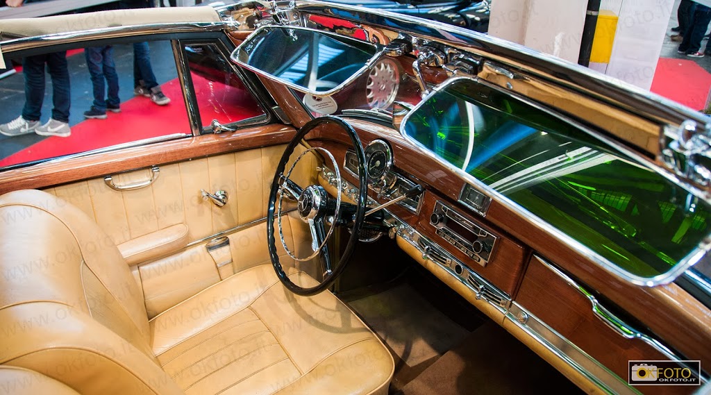 mercedes-benz-300s-foto Una vista dell'interno della Mercedes 300 S, in pelle e radica