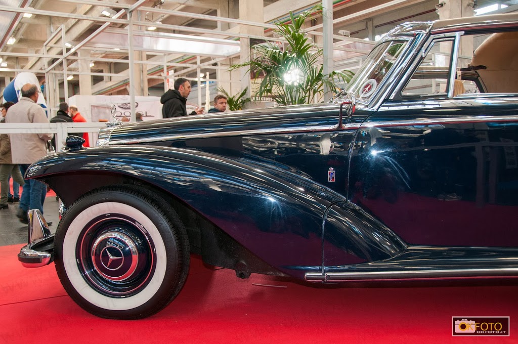 automotoretrò Dettaglio dell'anteriore della vettura Mercedes 300s