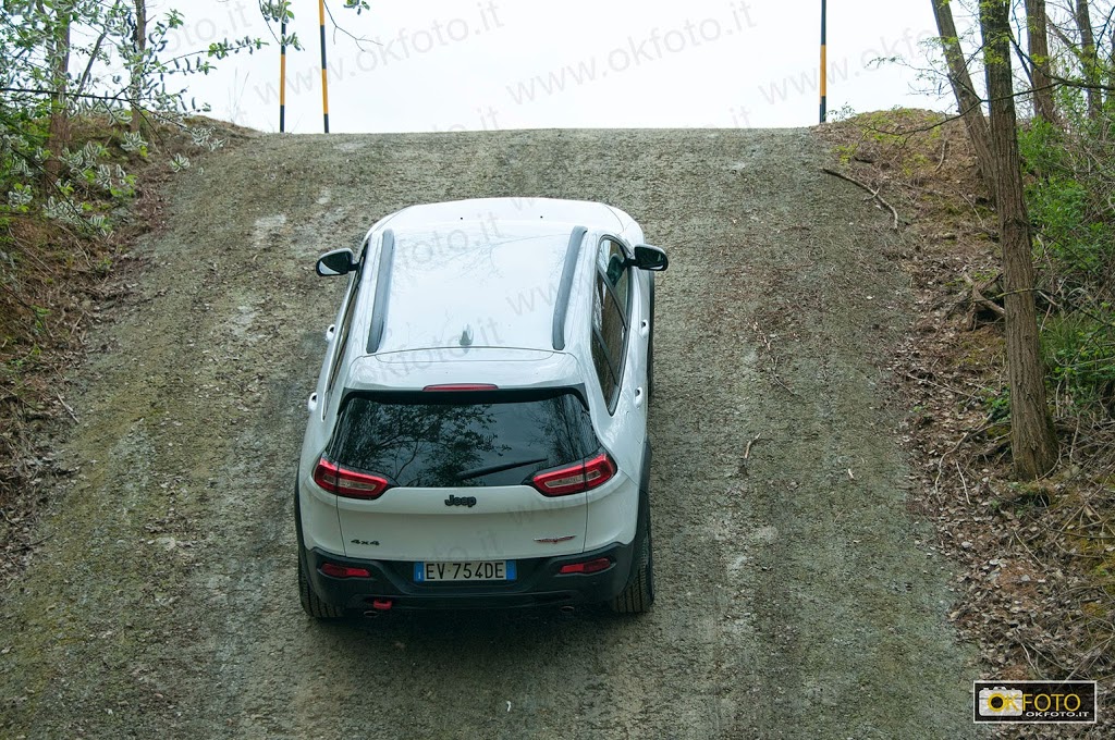 nuovo-jeep-cherokee il nuovo suv jeep sulla pista off road di balocco