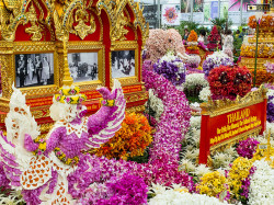 Forti richiami floreali alla Thailandia in questo stand