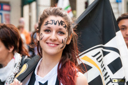 Una ragazza festeggia i 32 scudetti e i 102 punti della Juve