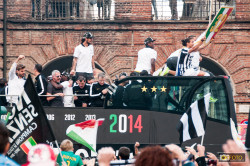i giocatori della Juve sul pullman per festeggiare lo scudetto
