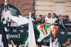 Chiellini e Gigi Buffon sul pullman scoperto della Juve