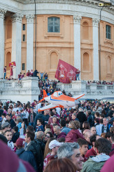Bambino con un palloncino a forma di aereo a Superga