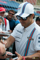 Felipe Massa firma autografi prima del Gp di Montecarlo