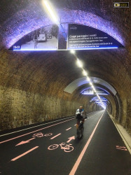 60 cartelli appesi al soffitto raccontano la storia della Milano - Sanremo