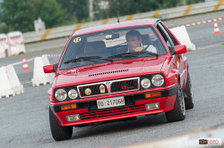 Una Lancia Delta impegnata nel percorso di Amiki Miei