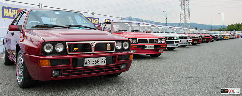 Una fila di Lancia Delta partecipanti ad Amiki Miei