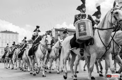 Carabinieri a cavallo sfilano a Torino per il 200° anniversario