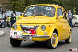 Una Fiat 500 con il sorriso disegnato