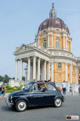 Una fiat 500 davanti a Superga