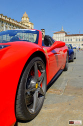 Una Ferrari in piazza Castello