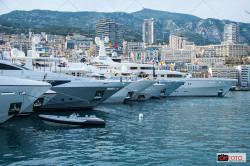 Yacht ormeggiati al porto di Monte-Carlo