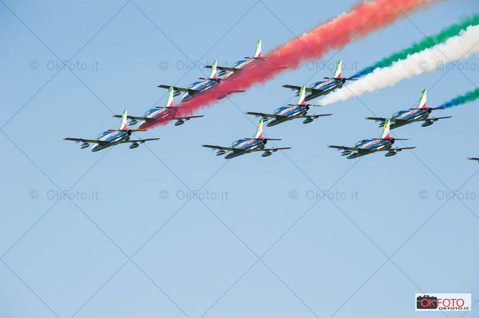 la scia tricolore della Pattuglia acrobatica nazionale a Torino