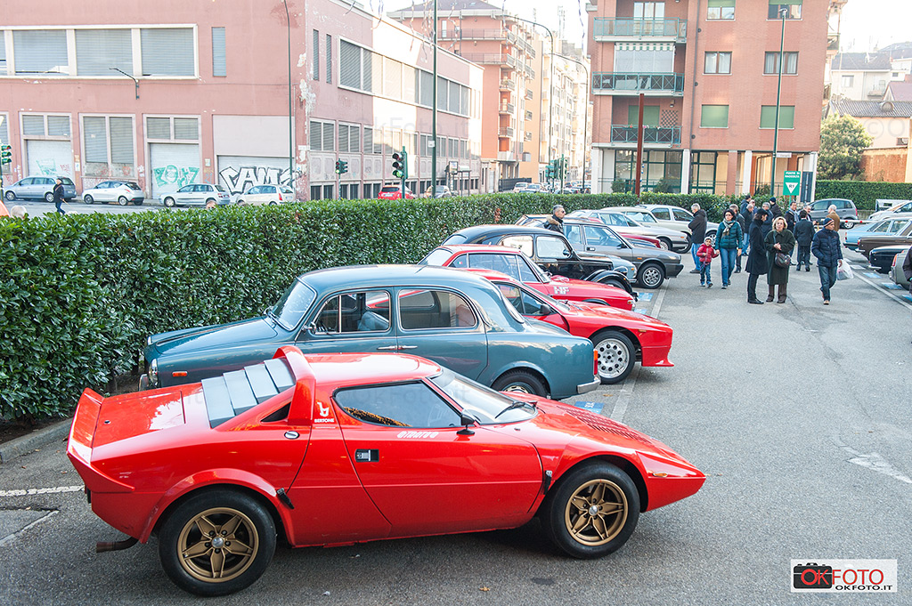 Lancia 110 anni: alcune vetture in sosta davanti al Grattacielo Lancia
