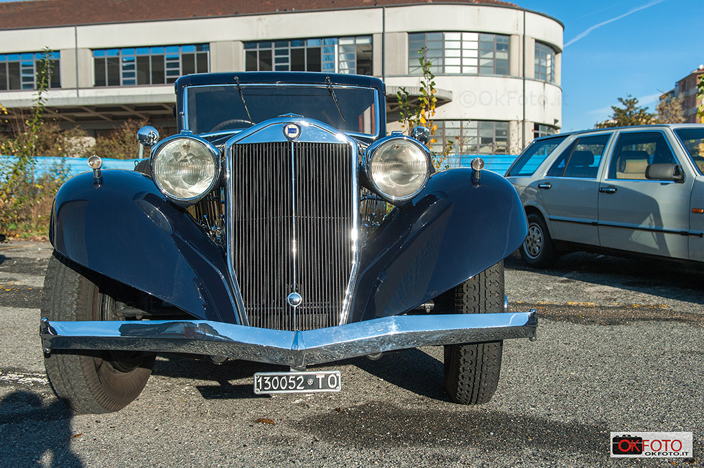 Lancia Dilambda nei pressi del vecchio stabilimento in occasione di Lancia 110 anni