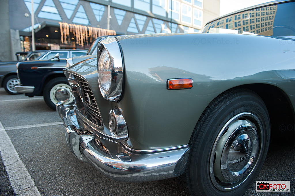 Lancia Flaminia davanti al Grattacielo Lancia