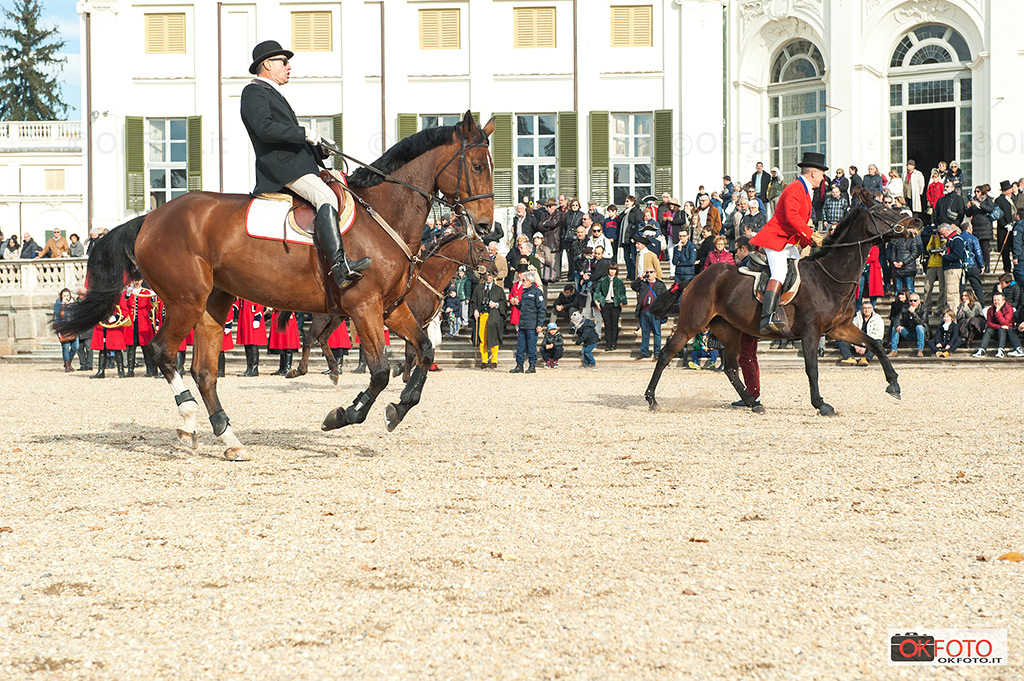 la partenza dei cacciatori a cavallo