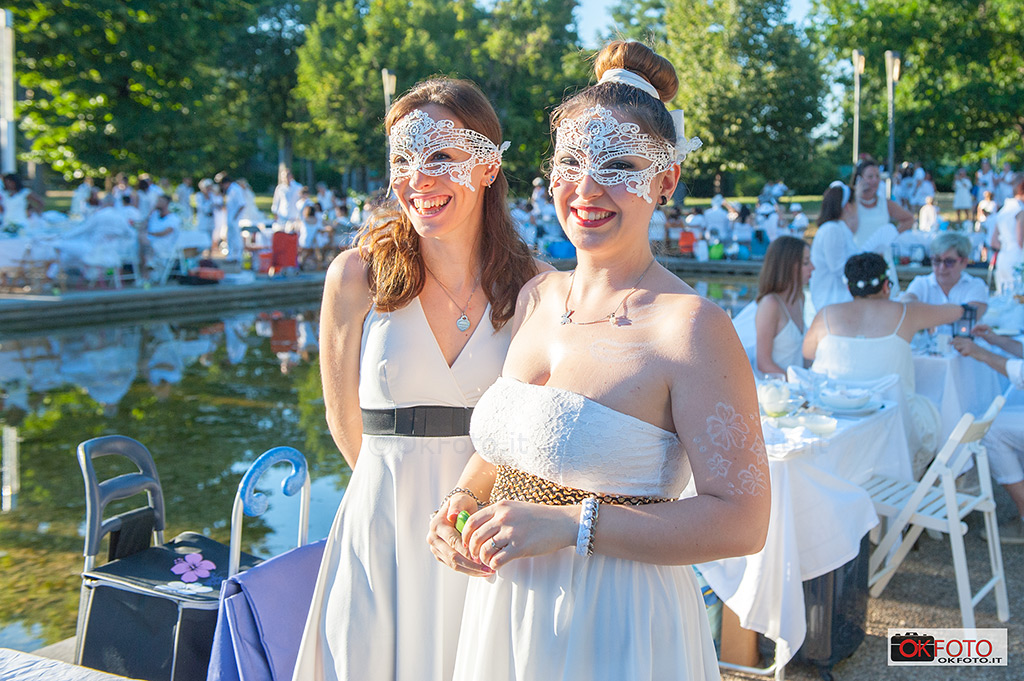sorrisi in maschera alla cena in bianco Torino 2017