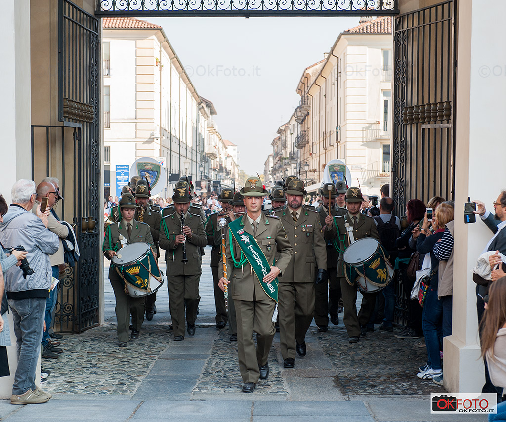 La Fanfara della Taurinense entra nella Reggia di Venaria per il Tattoo da re
